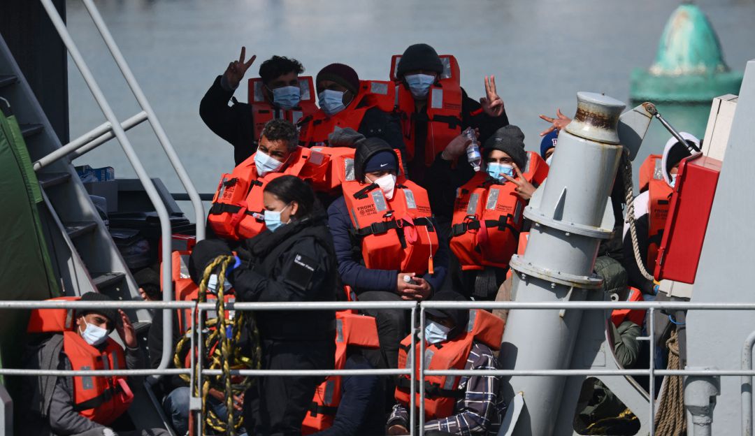 Migrantes detenidos en aguas cercanas al Reino Unido Migrantes detenidos en aguas cercanas al Reino Unido