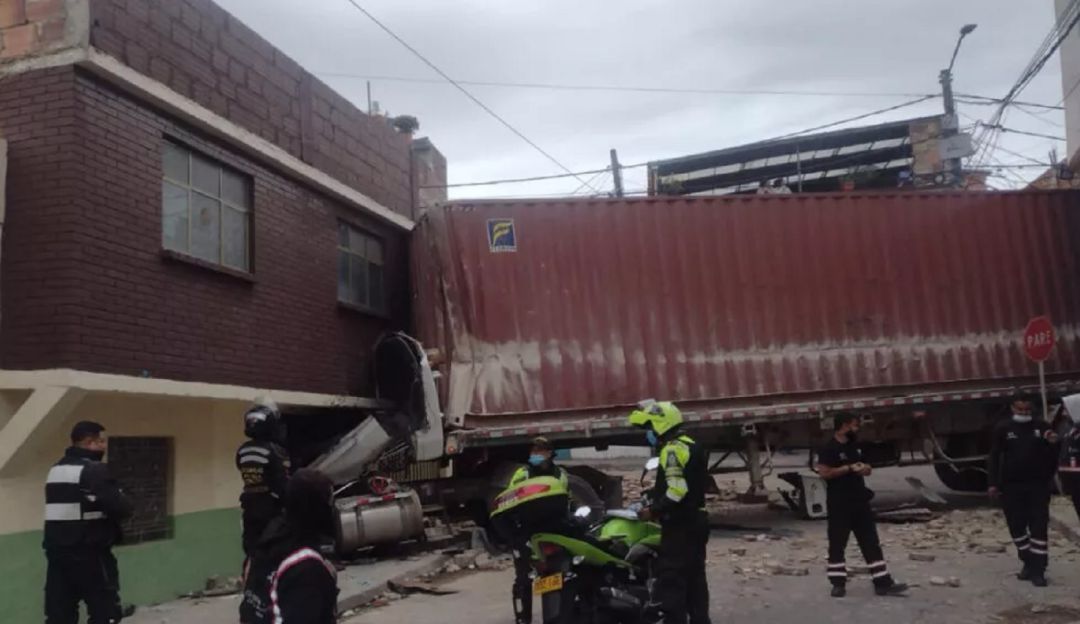 Video: Tractomula chocó contra casa en Ciudad Bolívar, Bogotá Video: Tractomula chocó contra casa en Ciudad Bolívar, Bogotá
