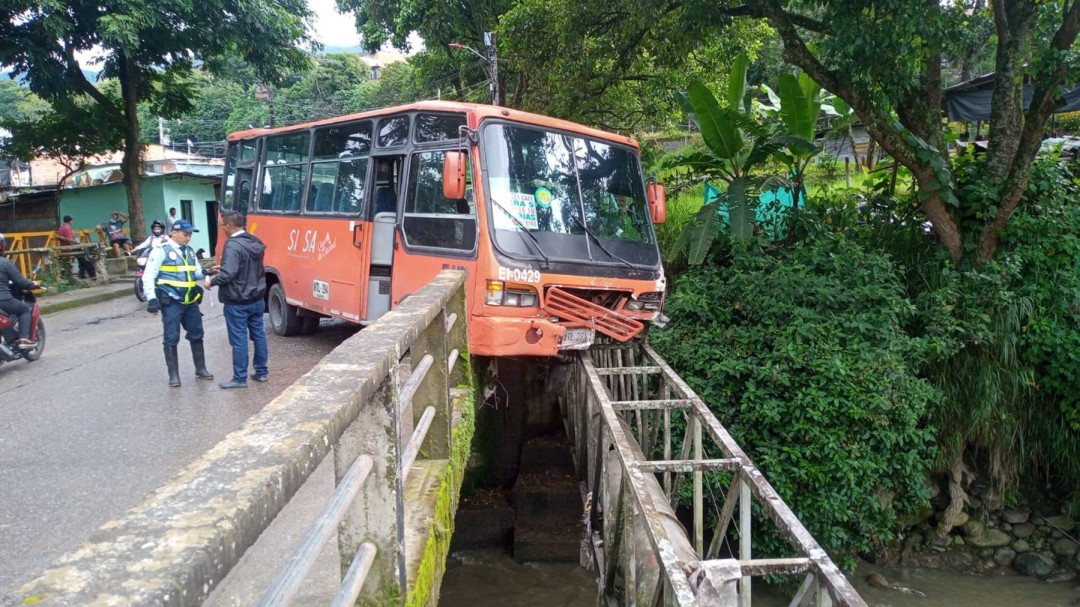 Una buseta de servicio público por poco cae el rio Combeima en Ibagué