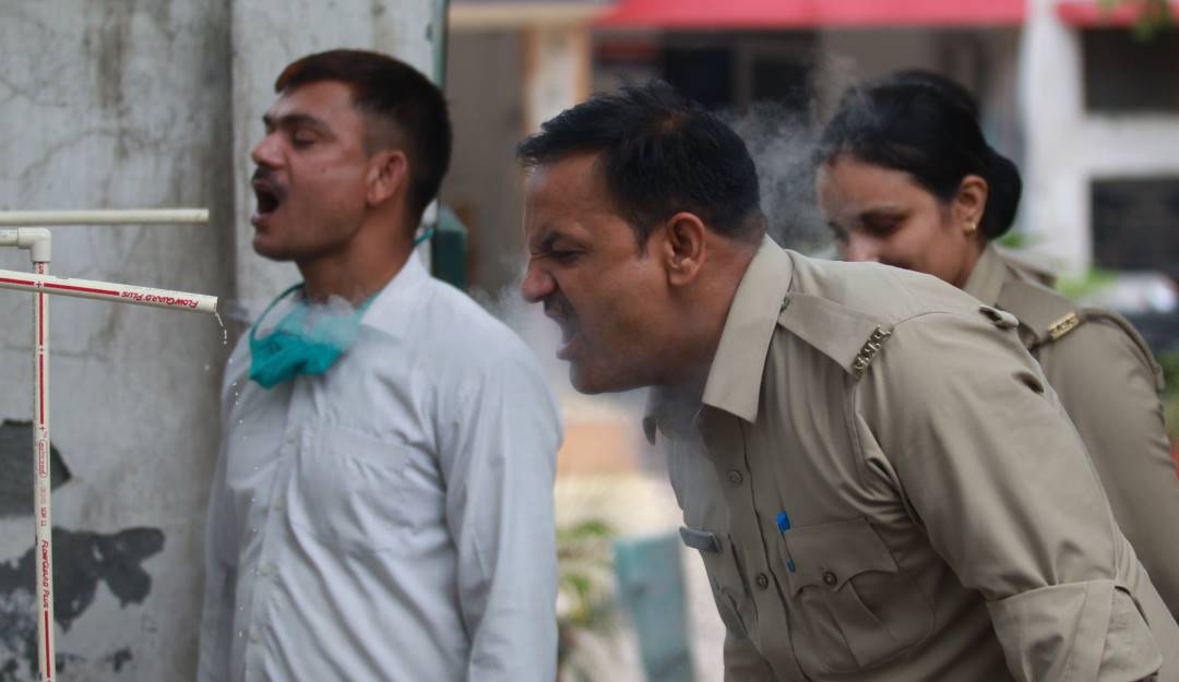 Inhalación de vapor de hierbas en India para fortalecer las defensas. Foto: Getty Inhalación de vapor de hierbas en India para fortalecer las defensas. Foto: Getty