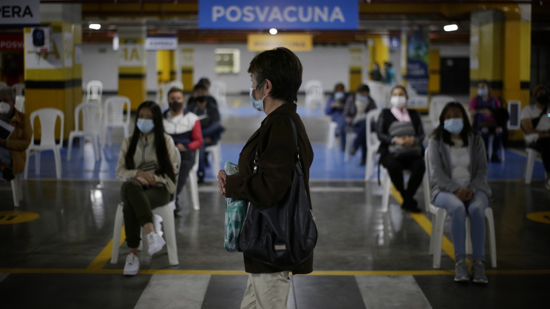 Colombia mantiene a la baja promedio de número de muertes diarias por COVID