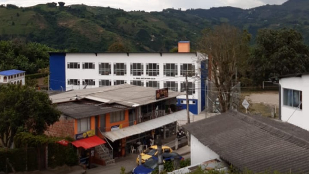 Menor en grave estado de salud tras caer de un segundo piso en su colegio