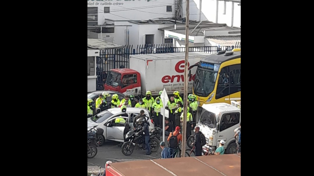Delincuentes aprovecharon trancón para atracar vehículo en norte de Bogotá