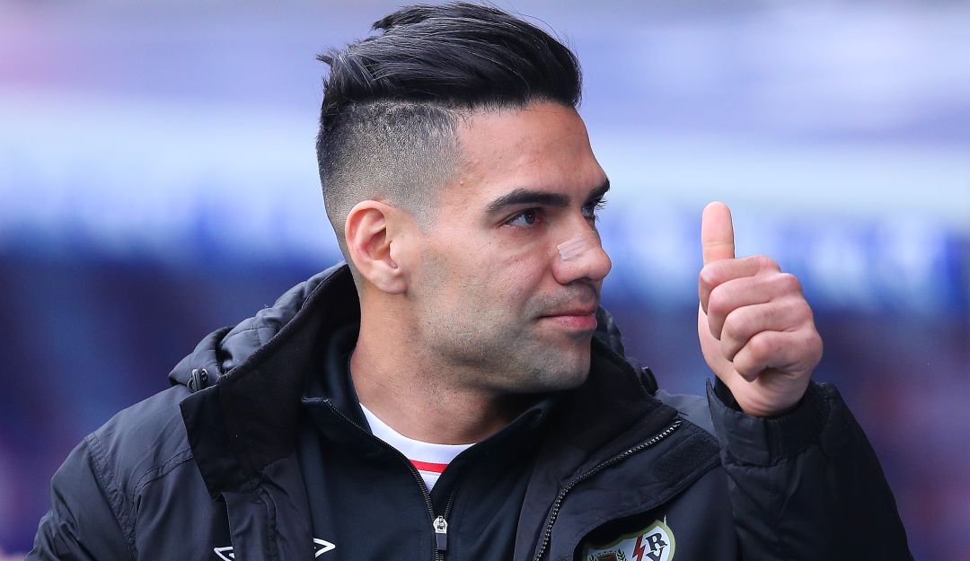 Falcao saluda a los aficionados en su reaparición desde el banco de suplentes. Falcao saluda a los aficionados en su reaparición desde el banco de suplentes.