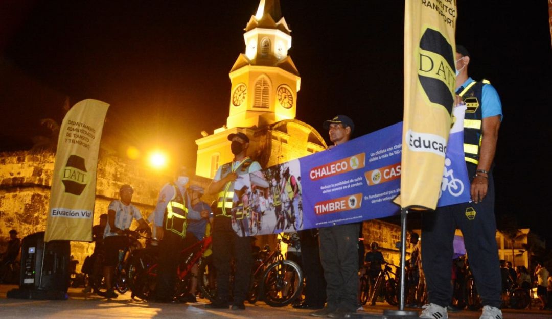 La autoridad de tránsito recomienda a los bici usuarios el uso de los artículos básicos de seguridad, como son el casco, chaleco y luces La autoridad de tránsito recomienda a los bici usuarios el uso de los artículos básicos de seguridad, como son el casco, chaleco y luces