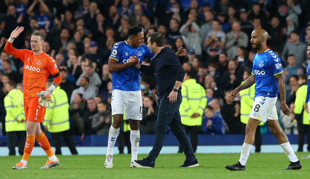 Yerry Mina recibe el visto bueno de Frank Lampar al termino del partido ante el Leicester. Yerry Mina recibe el visto bueno de Frank Lampar al termino del partido ante el Leicester.