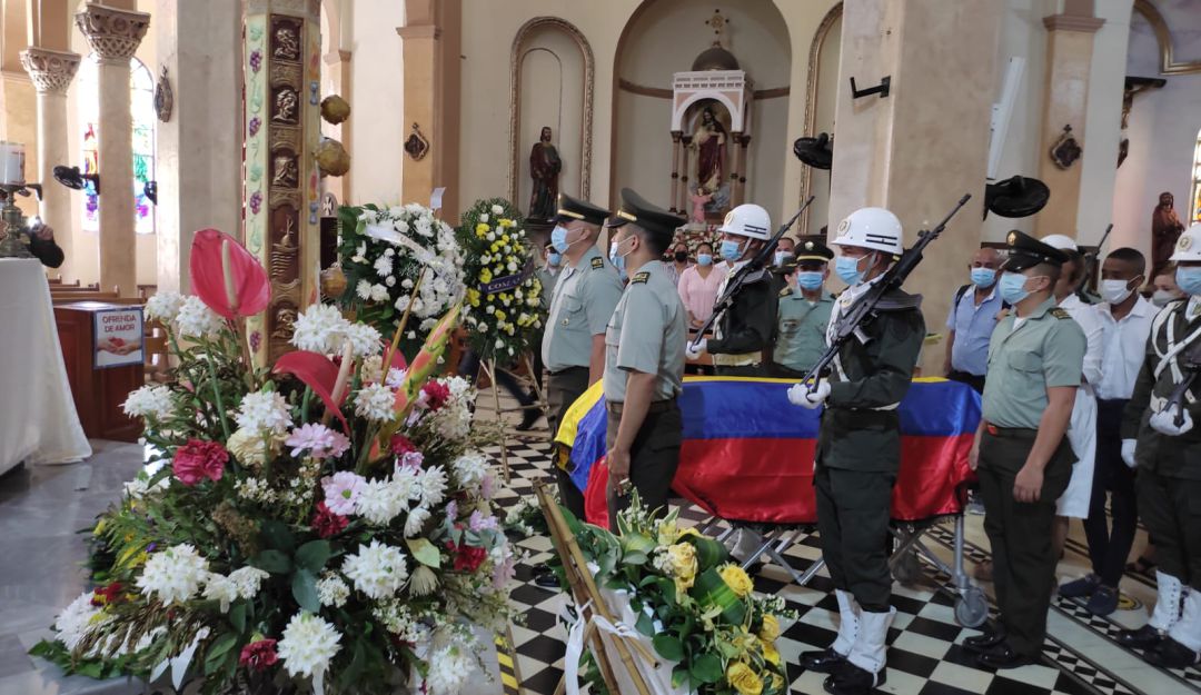 Honores al patrullero Naudin Córdoba en la iglesia El Carmen en Barranquilla Honores al patrullero Naudin Córdoba en la iglesia El Carmen en Barranquilla