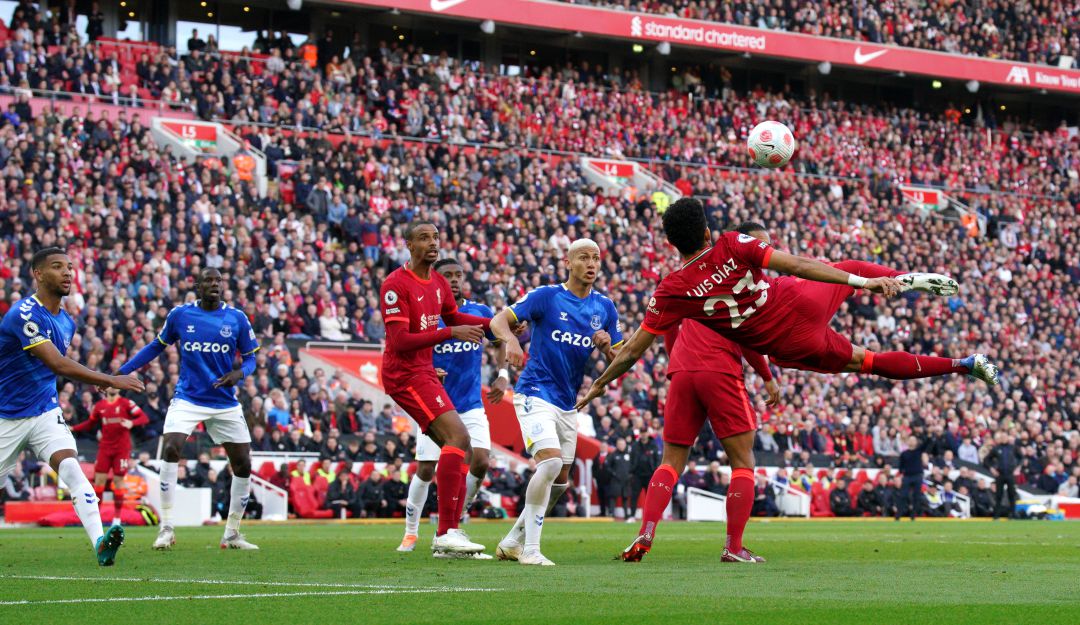 Luis Díaz impacta de tijera la pelota para el gol de Origi. Luis Díaz impacta de tijera la pelota para el gol de Origi.