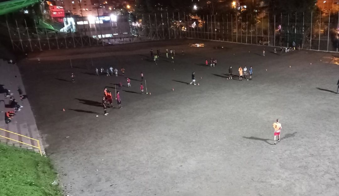 La cancha se encuentra parcialmente iluminada, preocupa a los usuarios por la seguridad La cancha se encuentra parcialmente iluminada, preocupa a los usuarios por la seguridad