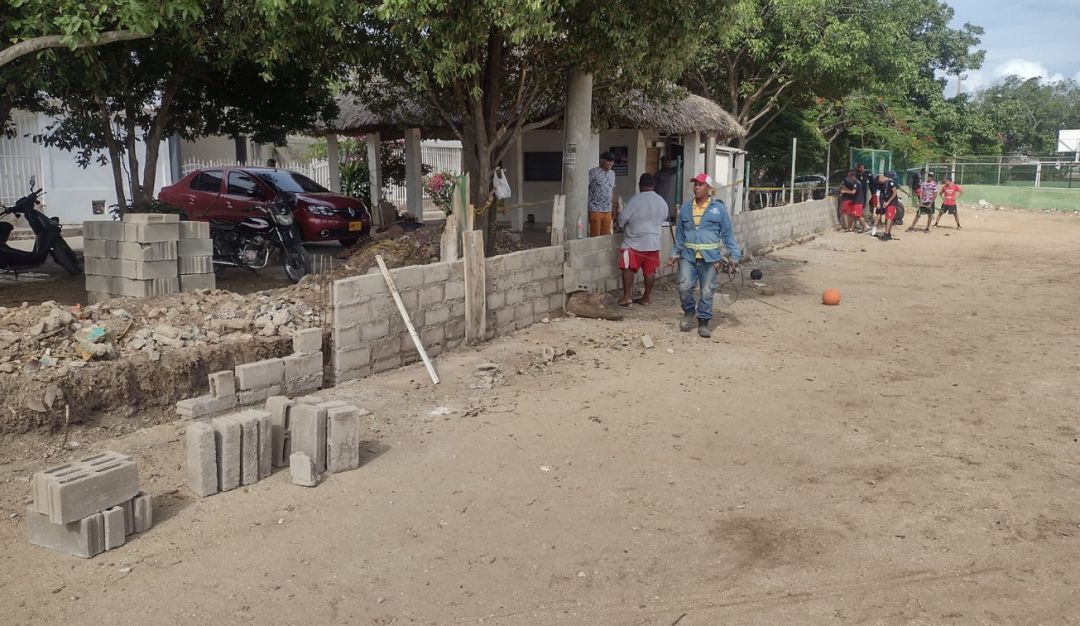 Con recursos propios, la comunidad financia los trabajos que se realizan en el escenario de sóftbol Con recursos propios, la comunidad financia los trabajos que se realizan en el escenario de sóftbol