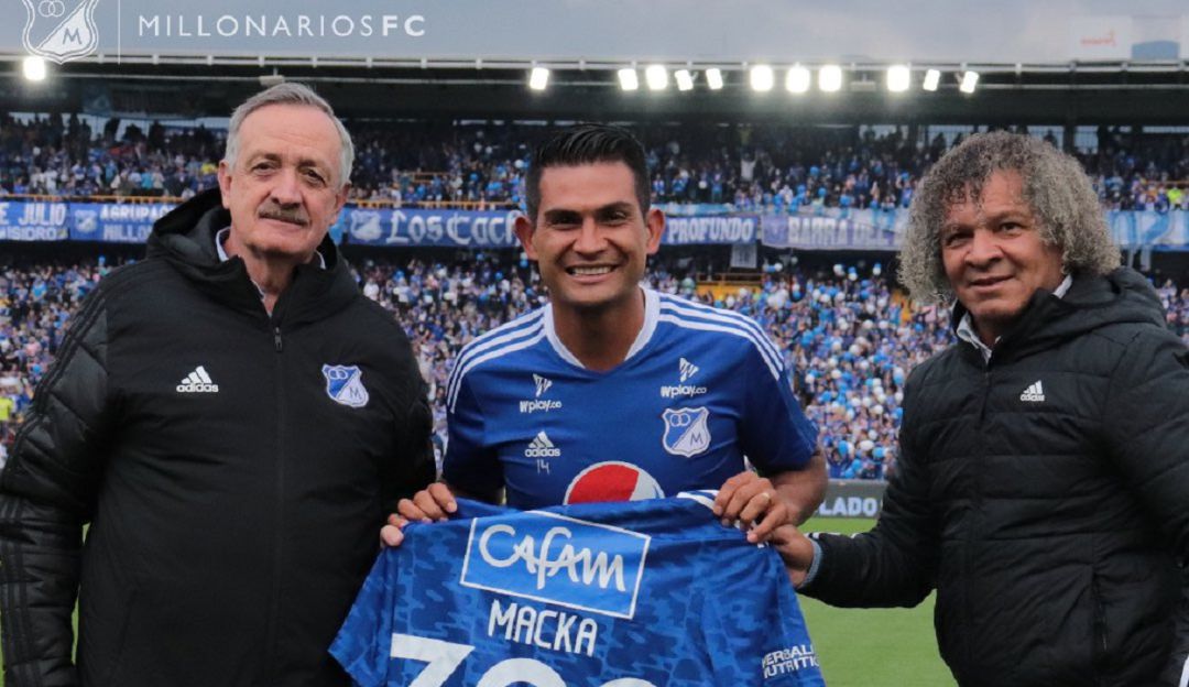 David Mackalister Silva festeja junto a Enrique Camacho y Alberto Gamero, presidente y técnico de Millonarios, sus 300 partidos en el equipo. David Mackalister Silva festeja junto a Enrique Camacho y Alberto Gamero, presidente y técnico de Millonarios, sus 300 partidos en el equipo.