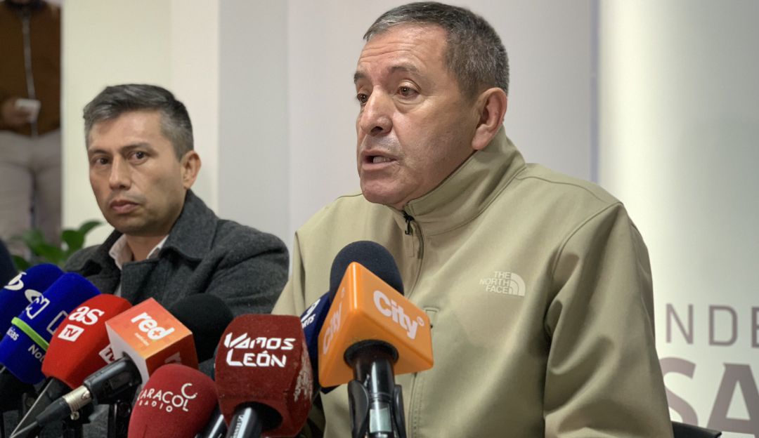 Eduardo Méndez, presidente de Santa Fe, durante la rueda de prensa en la que confirmó la salida de Martín Cardetti. Eduardo Méndez, presidente de Santa Fe, durante la rueda de prensa en la que confirmó la salida de Martín Cardetti.