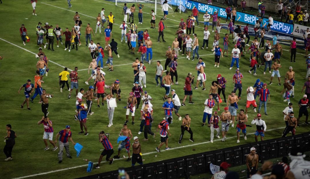 Enfrentamiento entre hinchas del Junior y el Unión Magdalena. Enfrentamiento entre hinchas del Junior y el Unión Magdalena.