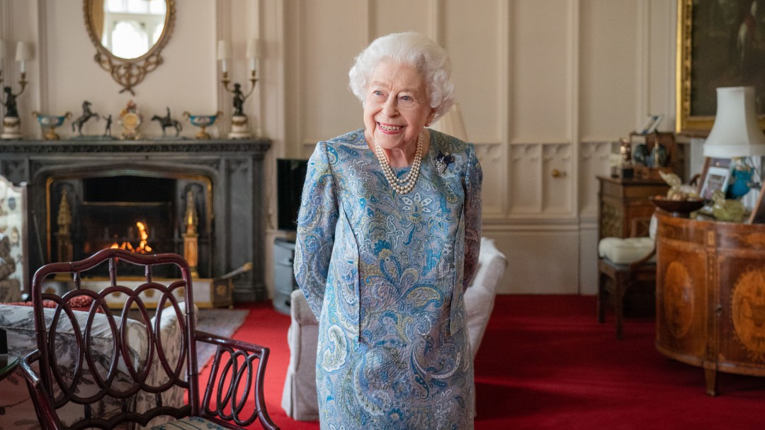 Isabel II: sonriente y sin bastón aparece en medio de celebraciones