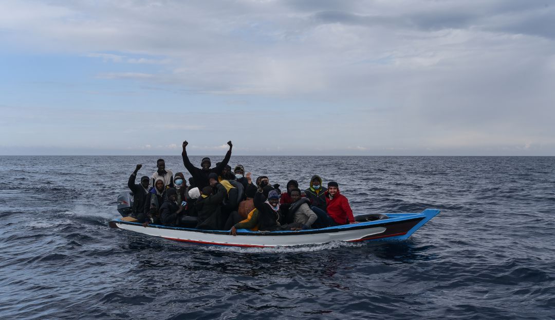 Rescate de una embarcación en el Mediterráneo por parte de la ong Open Arms Rescate de una embarcación en el Mediterráneo por parte de la ong Open Arms
