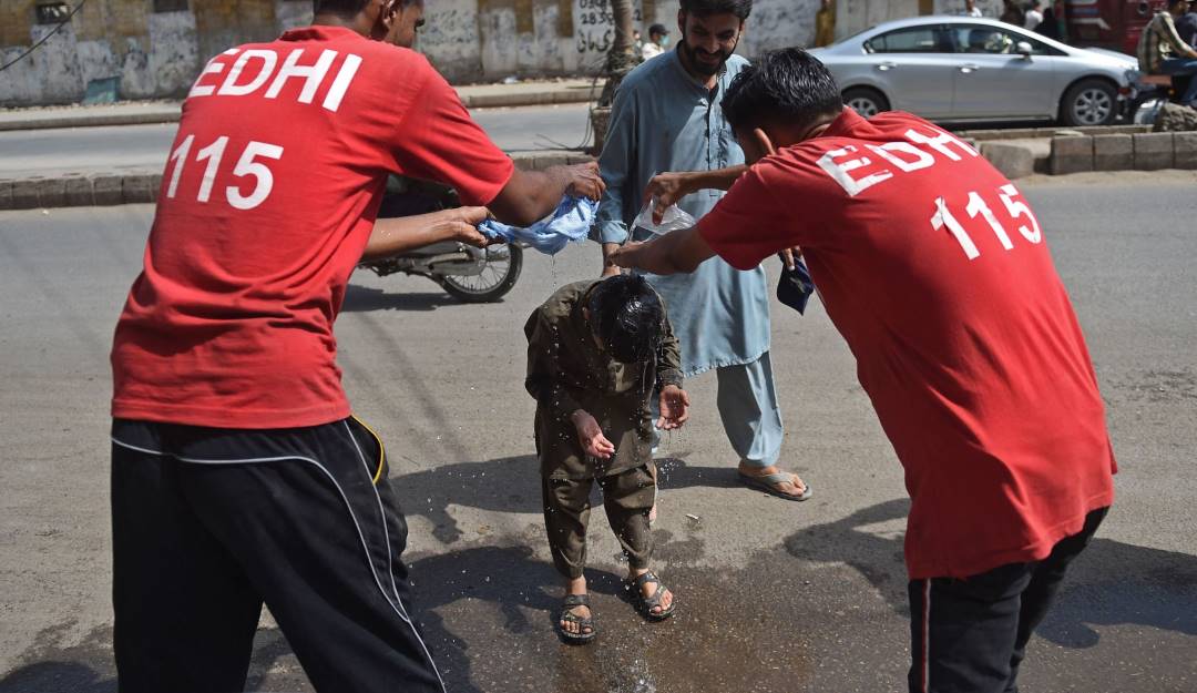 Baños públicos en las calles de Pakistán ante la oleada de calor. Foto: Getty Baños públicos en las calles de Pakistán ante la oleada de calor. Foto: Getty