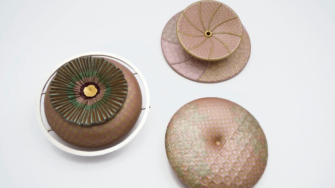 Broches, con la técnica del Barniz de Pasto, ganan el "Grand Prize" en Japón