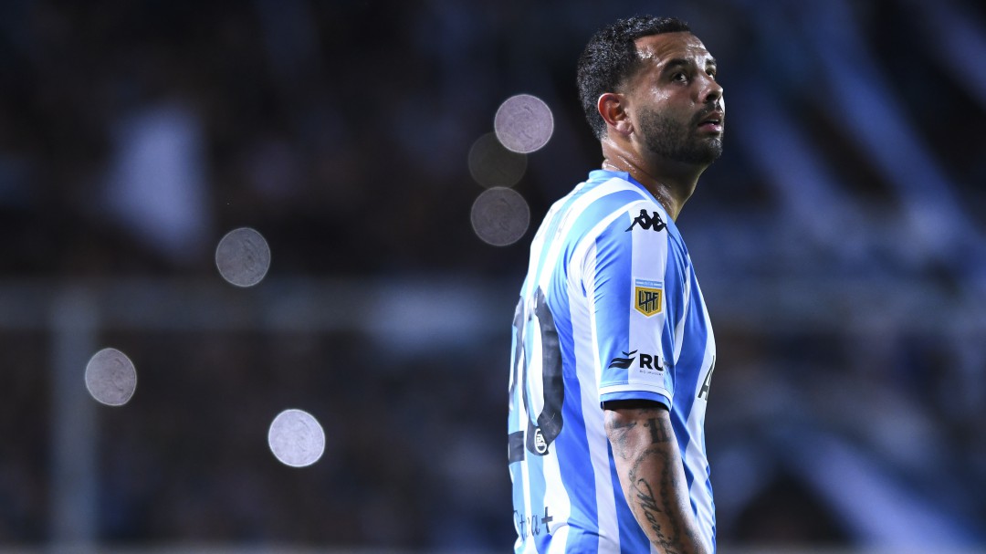 Edwin Cardona, silbado por los hinchas de Racing en empate ante Banfield