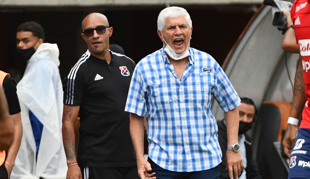 Julio Comseña, técnico del Medellín, junto a Roberto Carlos Cortés. Julio Comseña, técnico del Medellín, junto a Roberto Carlos Cortés.