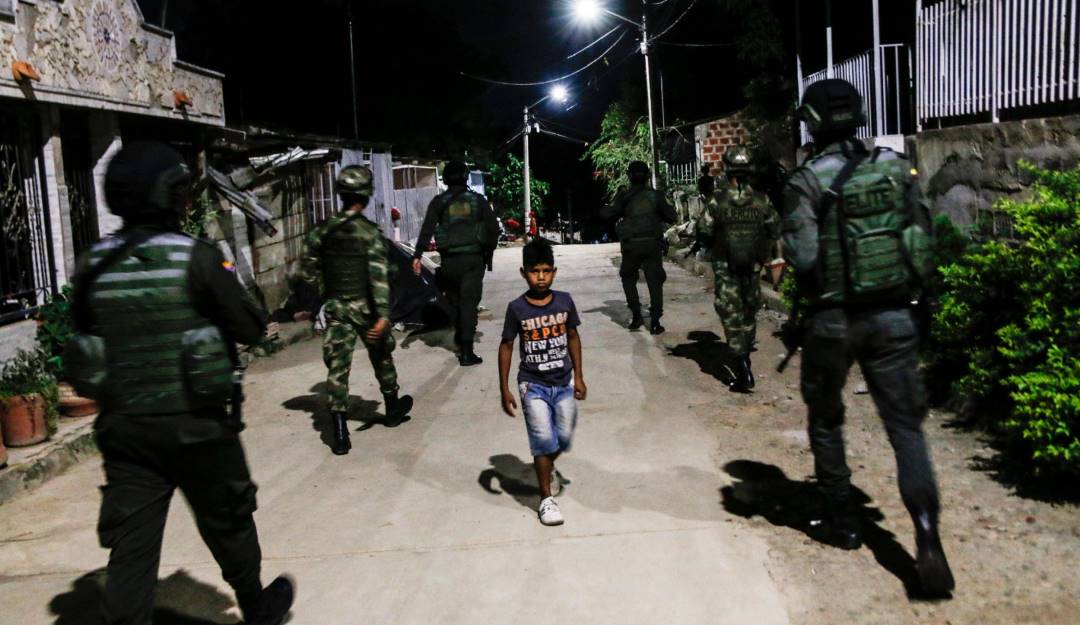 Un niño en medio de una patrulla militar en Norte de Santander. Foto: Getty Un niño en medio de una patrulla militar en Norte de Santander. Foto: Getty