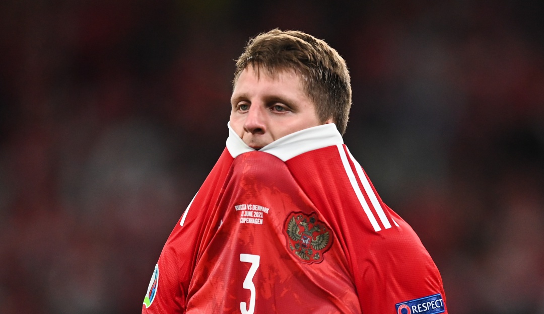 Igor Diveev, jugador de la selección de Rusia, se lamenta durante la pasada Eurocopa. Igor Diveev, jugador de la selección de Rusia, se lamenta durante la pasada Eurocopa.