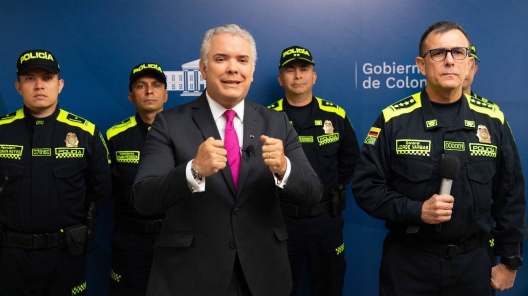 Gobierno firma decreto para aumentar salarios a miembros de la Policía
