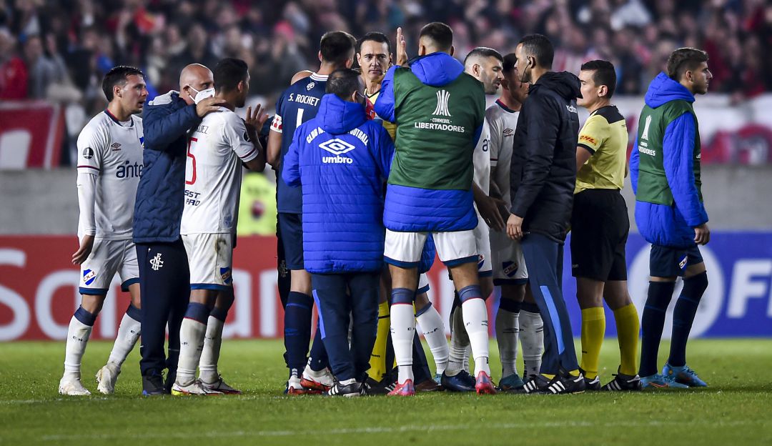 Wilmar Roldán es abordado por todos los jugadores de Nacional de Montevideo al final del partido frente a Estudiantes. Wilmar Roldán es abordado por todos los jugadores de Nacional de Montevideo al final del partido frente a Estudiantes.