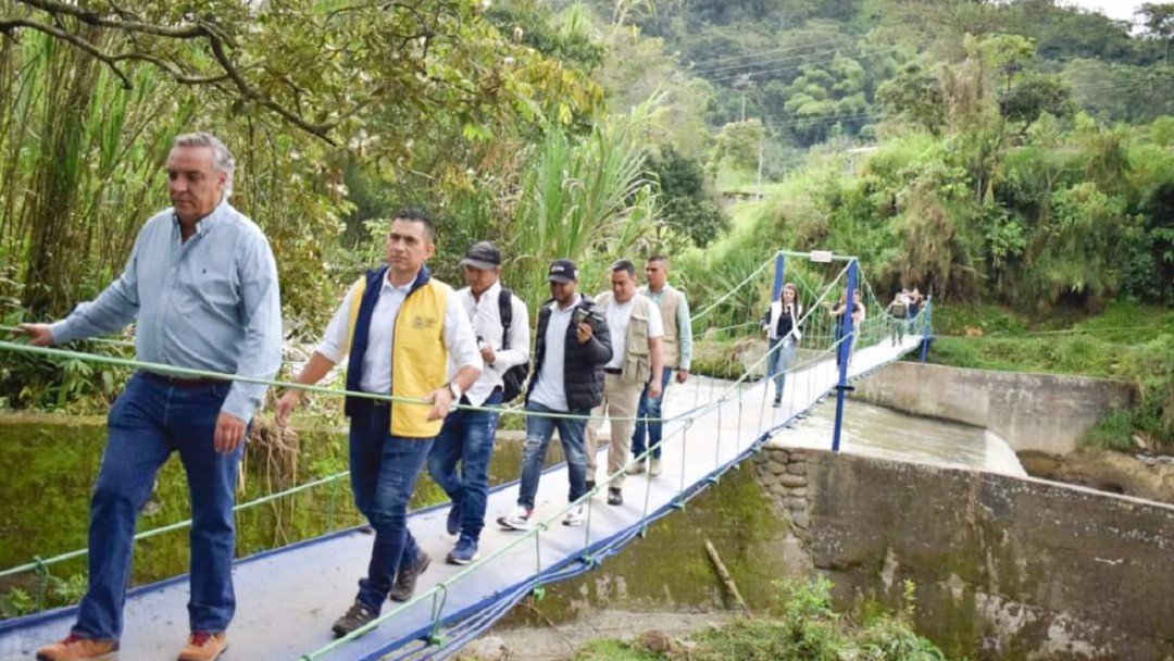 Reparan puente peatonal que fue dañado por creciente del río Quindío