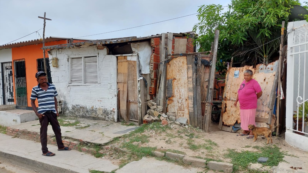 Pareja de adultos preocupados por posible colapso de su vivienda