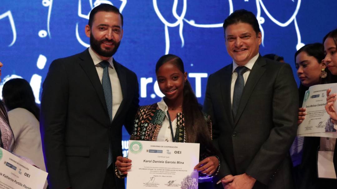 Más de 1.000 mujeres se graduaron del programa de formación de MinCiencias