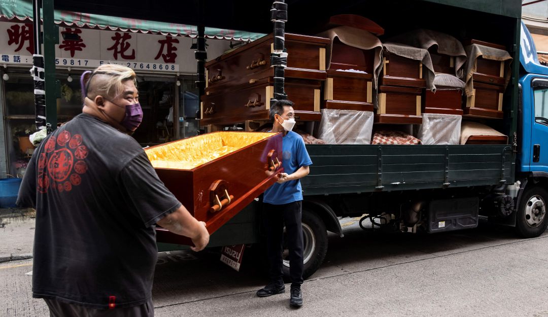 Empleados entregan ataúdes vacíos en funerarias de Hong Kong Empleados entregan ataúdes vacíos en funerarias de Hong Kong