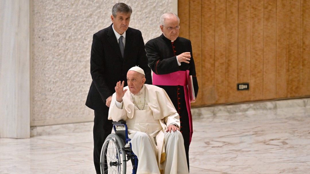 Papa Francisco apareció en silla de ruedas por los problemas de rodilla