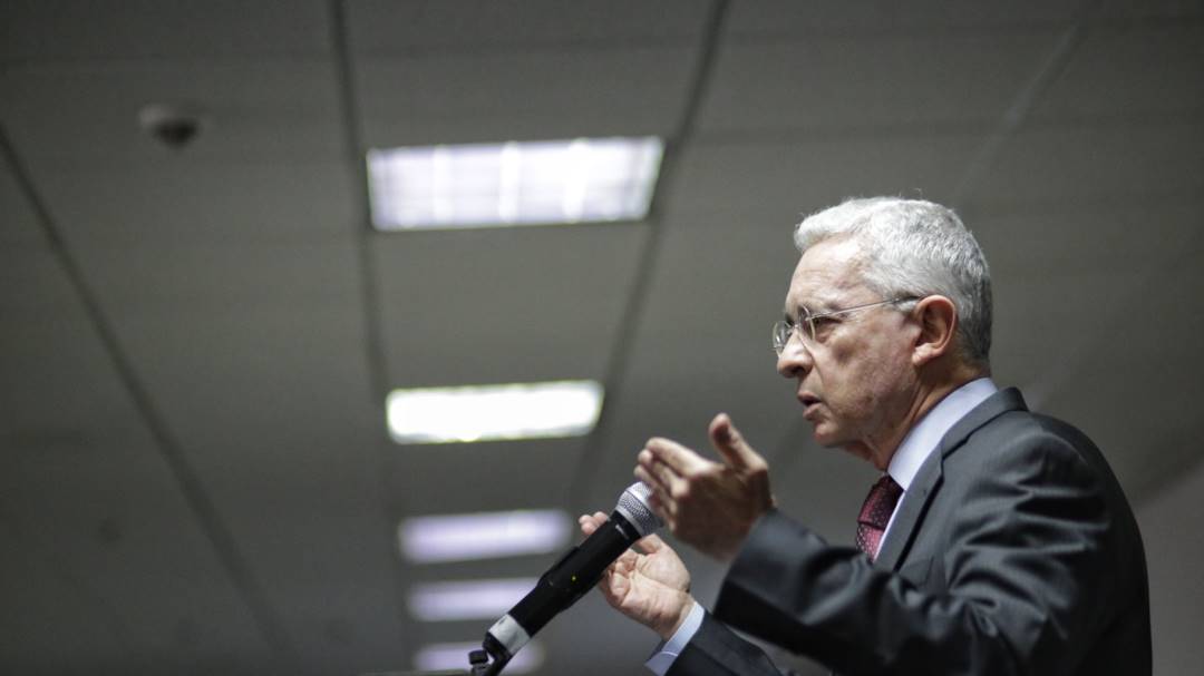 "Petro es tan solapado como Santos": Uribe tras acusaciones al Centro Democrático