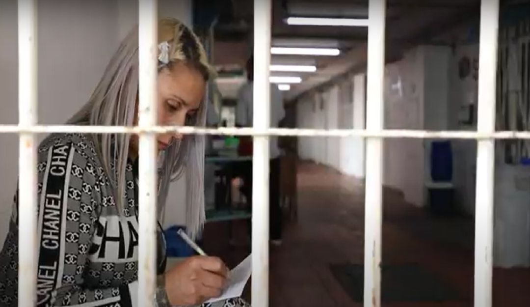 Mujeres privadas de la libertad haciendo cartas para sus madres Mujeres privadas de la libertad haciendo cartas para sus madres