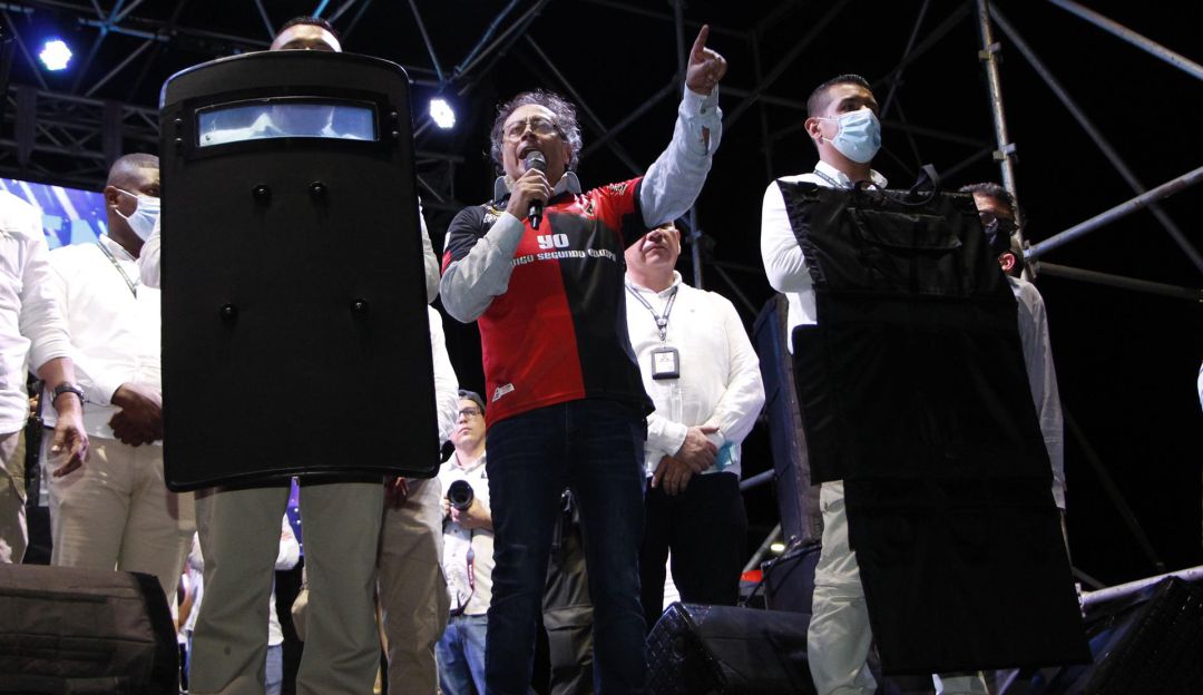 Gustavo Petro se presentó en Cúcuta con chaleco antibalas y escudo blindado Gustavo Petro se presentó en Cúcuta con chaleco antibalas y escudo blindado