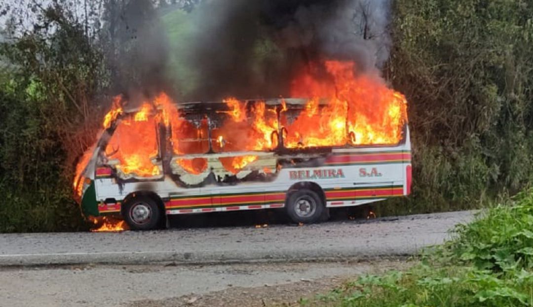 Quema de vehículos durante el paro armado. Quema de vehículos durante el paro armado.