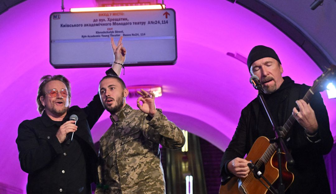 Bono interpretando Stand by Me junto a un soldado en Kiev Bono interpretando Stand by Me junto a un soldado en Kiev