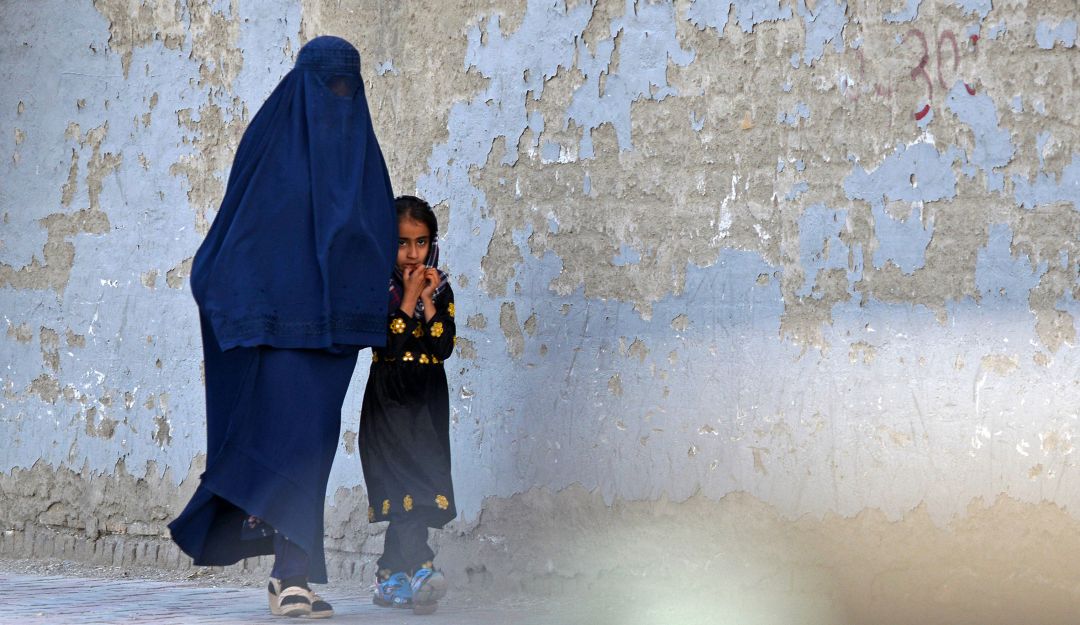 Mujer utilizando burka en Afganistán Mujer utilizando burka en Afganistán