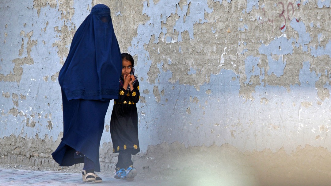 ONU pide reunión con talibanes tras orden de usar burka en Afganistán