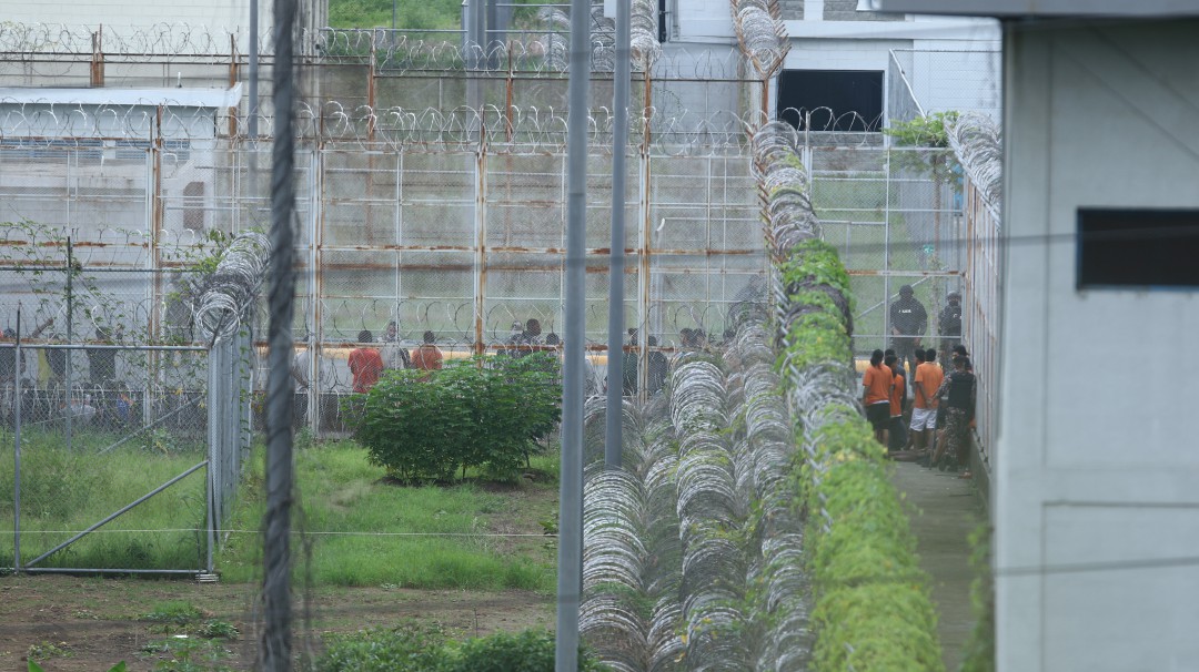 Nuevo motín en cárcel de Ecuador deja 43 internos fallecidos