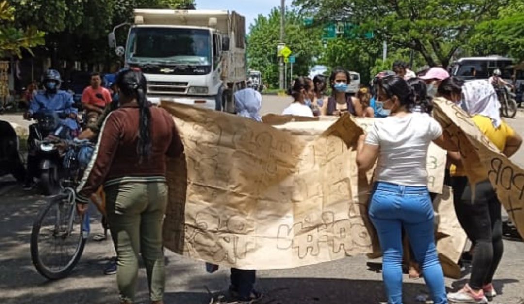Cerca de 50 padres de familia y estudiantes del colegio Luis Carlos Galán ya no aguantan más. Cerca de 50 padres de familia y estudiantes del colegio Luis Carlos Galán ya no aguantan más.