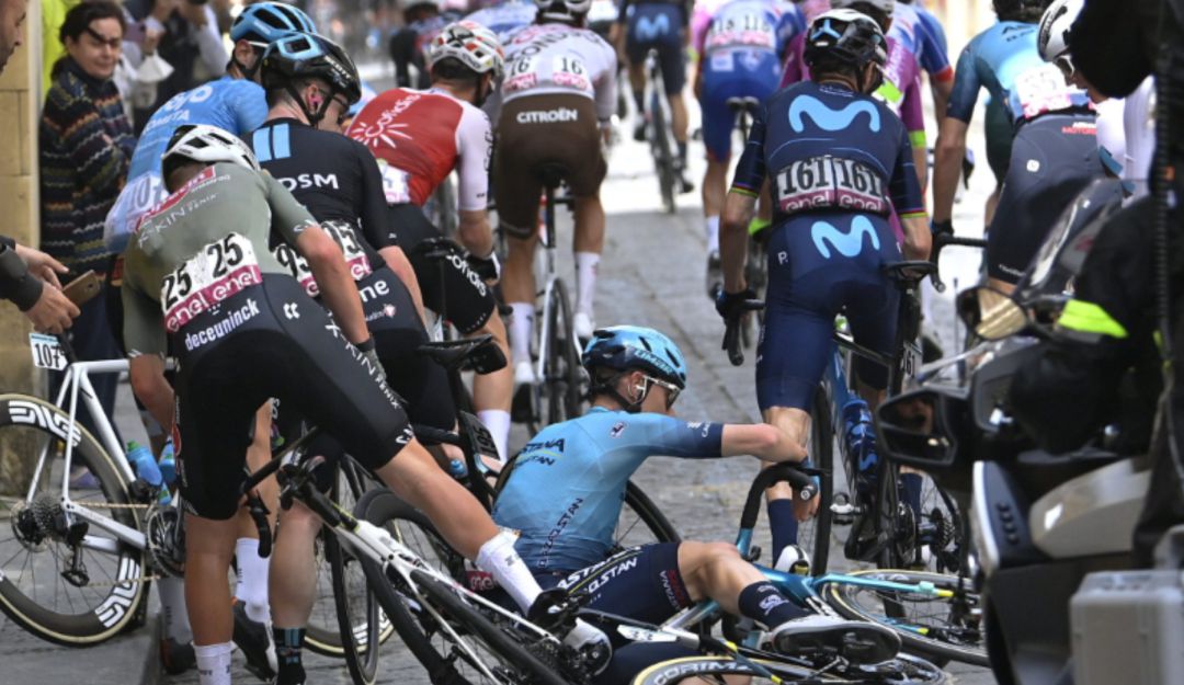 Caída de Supermán López en el Giro de Italia Caída de Supermán López en el Giro de Italia