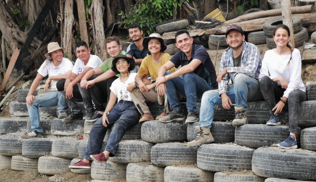 Profesores y estudiantes de ingeniería civil Profesores y estudiantes de ingeniería civil