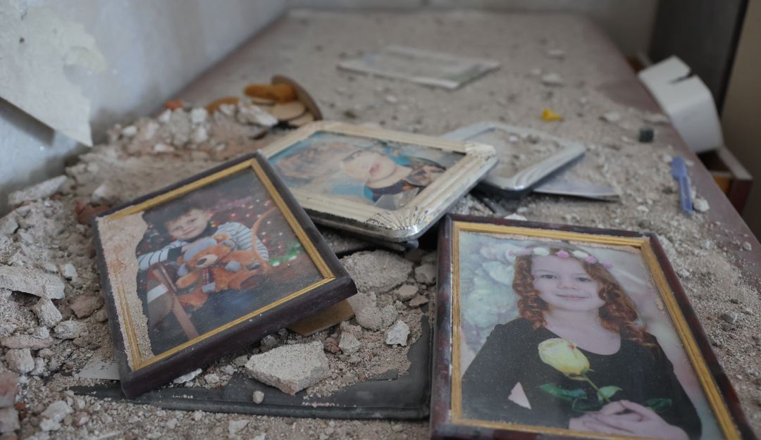 Fotos de menores en un edificio dañado por bombardeos en Mariúpol Fotos de menores en un edificio dañado por bombardeos en Mariúpol