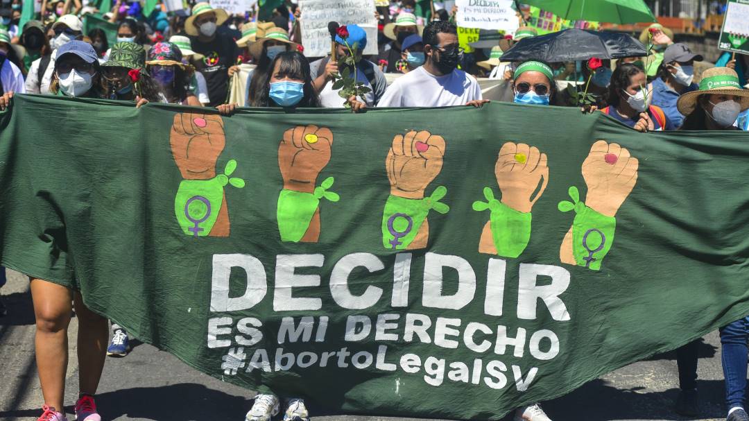 Mujer fue condenada a 30 años de prisión por aborto involuntario en El Salvador