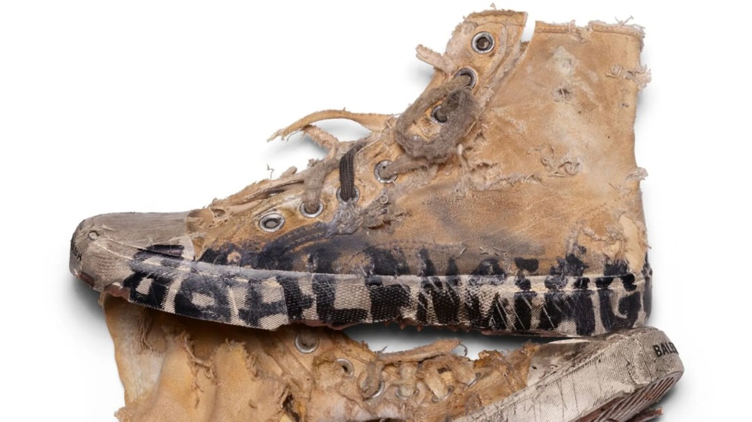 Balenciaga reta a la moda con sus zapatos sucios y destruidos