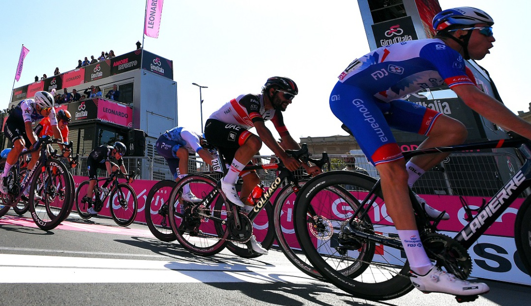 Fernando Gaviria cruza la meta en segunda posición durante la quinta etapa del Giro de Italia. Fernando Gaviria cruza la meta en segunda posición durante la quinta etapa del Giro de Italia.