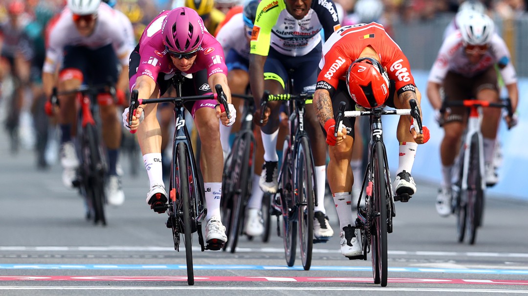 Démare repite victoria en la sexta etapa del Giro; todo igual en la general
