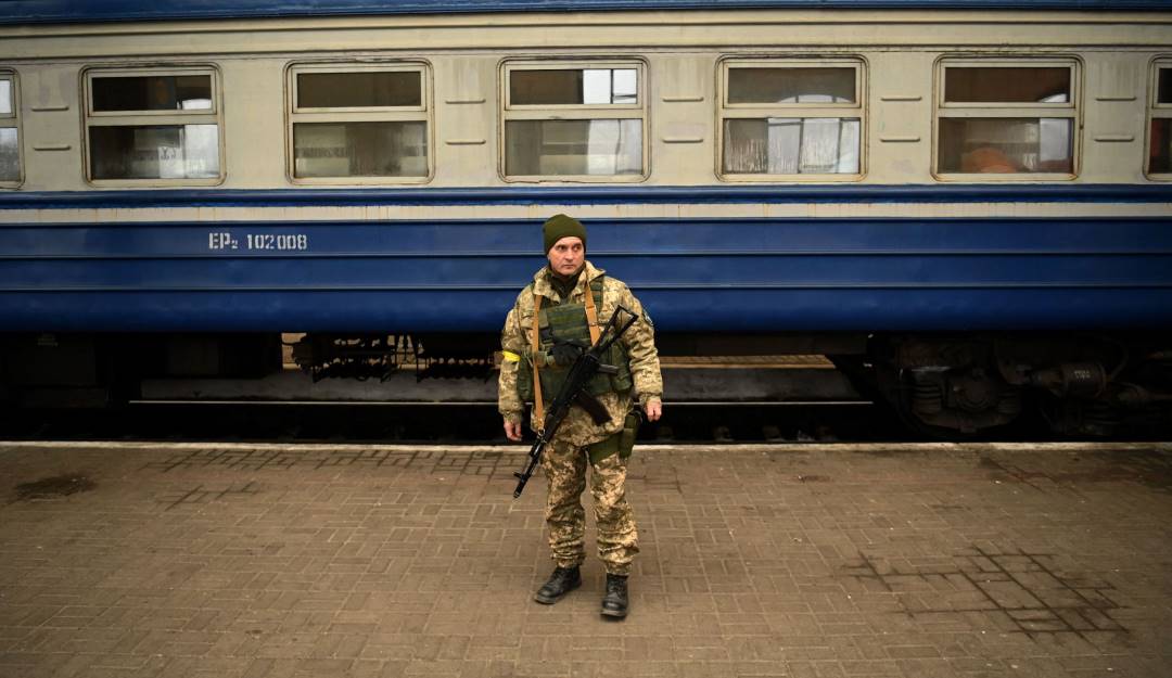 Soldado ucraniano en una estación de tren. Foto: Getty Soldado ucraniano en una estación de tren. Foto: Getty