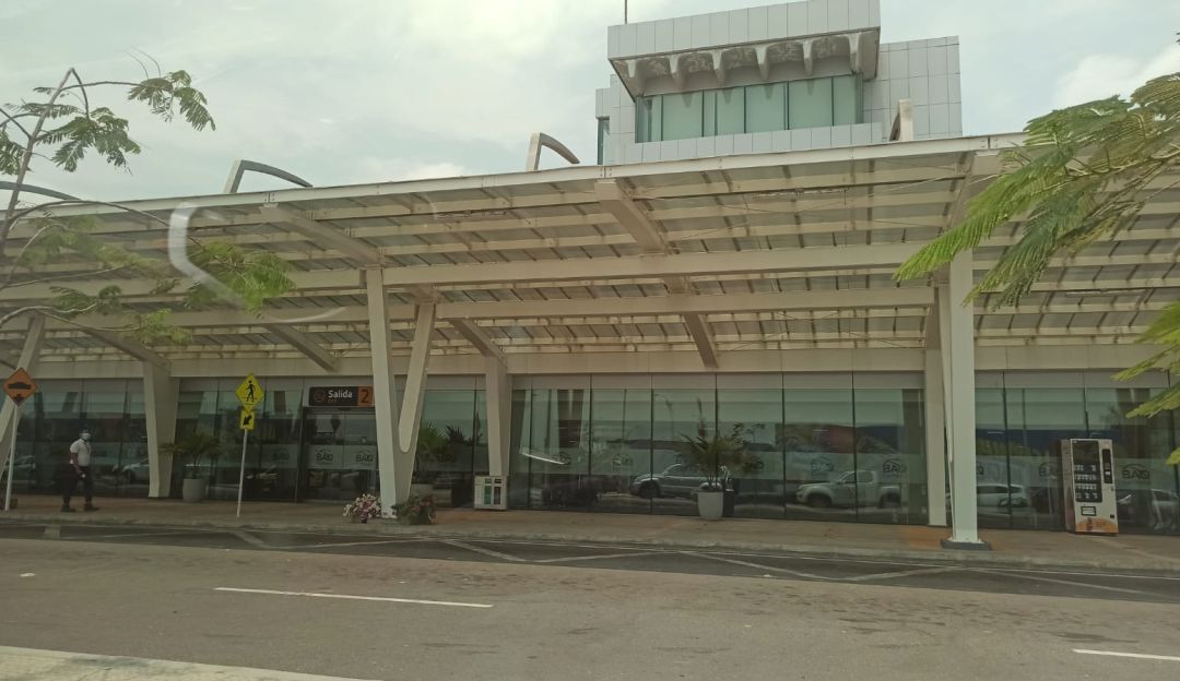 Fachada principal del aeropuerto Ernesto Cortissoz Fachada principal del aeropuerto Ernesto Cortissoz